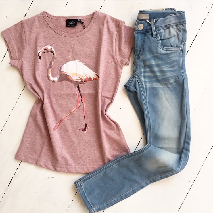 ** PETIT ** Massa nyheter på barn 
Passar bra i påskägget 🐣

Vilket väder det blir idag underbart 💗

#petitbysofieschnoor #t-shirt #vårigt #skola #dagis #tjej #denim