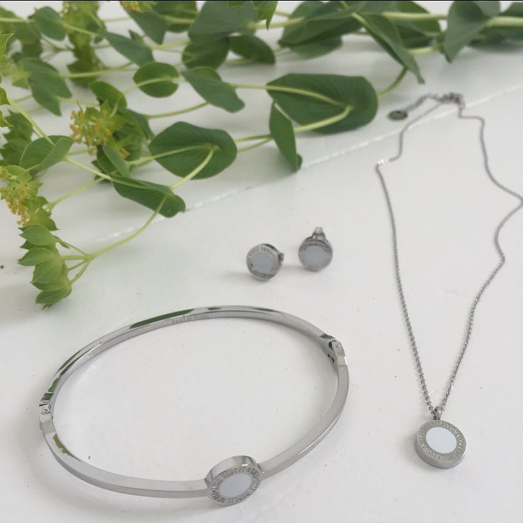 ** STÅL ** Så fin ny serie från Bud to Rose helt i stål 
Halsband 299kr
Armband 299kr
Örhänge 249kr

Härligt och hållbart
Kanske ge bort till student 
Välkomna 
#butikperochlisa #habo #jönköping #budtorose @budtorose #stål #bästamaterialet #smycken #student #gåva #morsdag