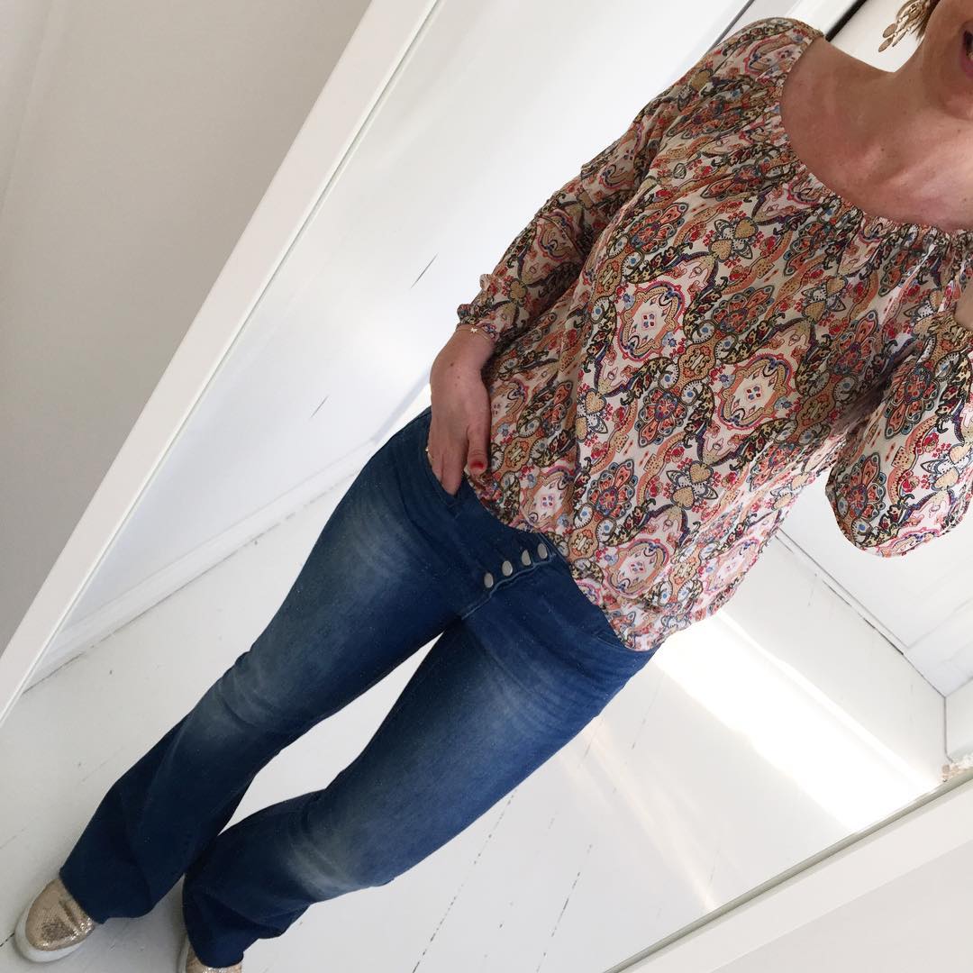 ** 70 tal ** Topp 499kr
Utställd jeans 500kr 
Örhänge 299kr 
Torsdagsöppet 10-19 💗💗 #butikperochlisa #habo #jönköping #70tal #jeans #pulz #vila #budtorose