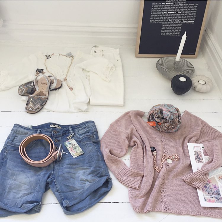 ** LÖRDAG ** Mysiga semester kit finns hos oss 
Ska ni gå bort ikväll?
Kanske köpa med nått mysigt 💗

Välkomna öppet 10-14 
#butikperochlisa #habo #jönköping #ajlajk #vila #culture #rosewinge #formelledesign #paradisverkstaden