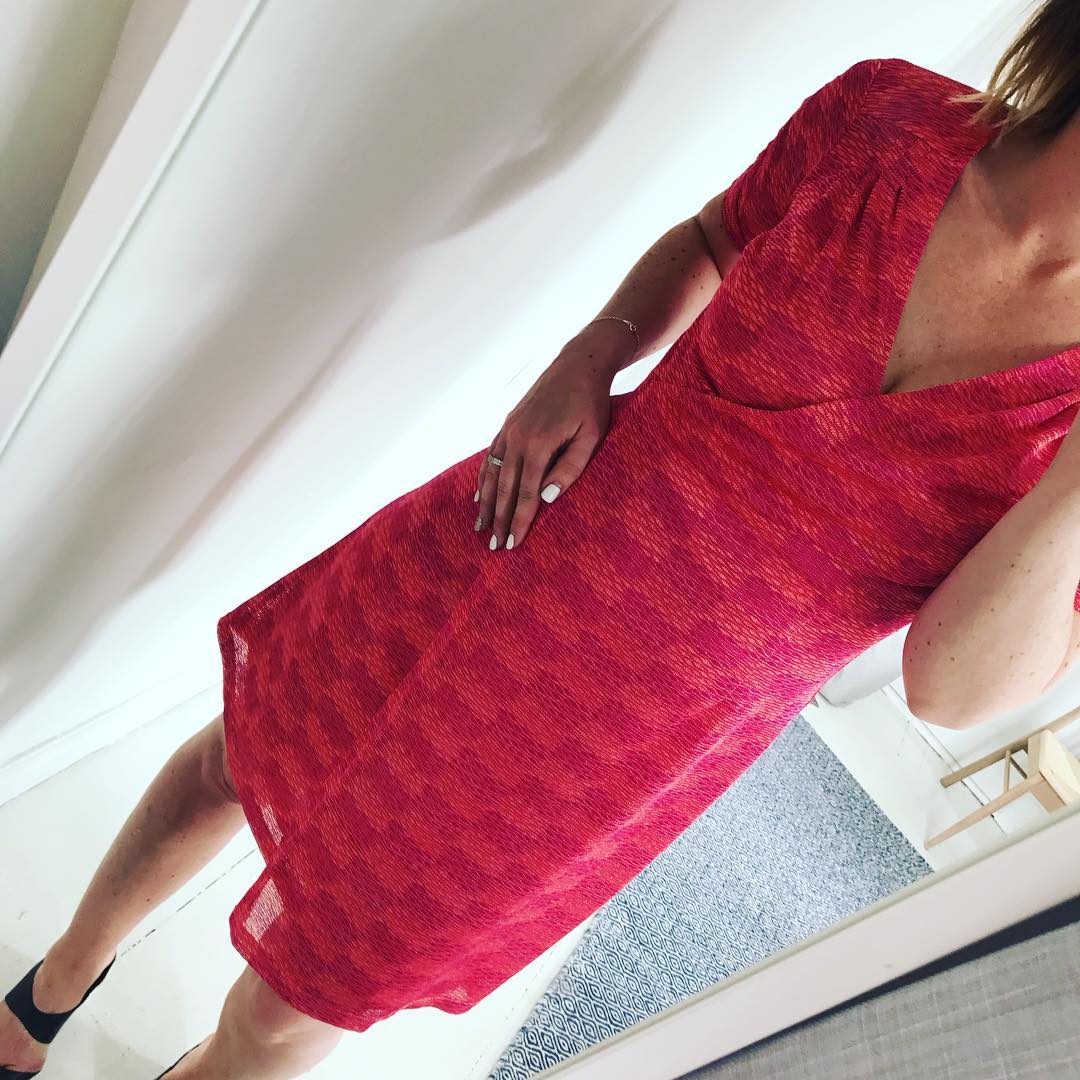 ~ Våra val av Pernilla Wahlgren klänningar ~ Nu är de här och efterlängtade Grym modell härlig färg 1298kr stl XS-XL Välkomna denna fredag #butikperochlisa #habo #jönköping #klänning #pernilla #sommar