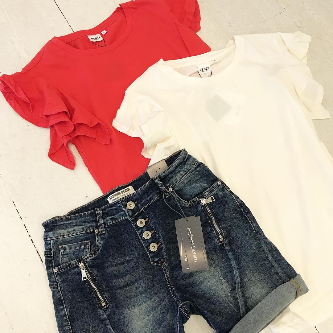 ~ härlig topp ~ Object t-shirt 300kr benvit och röd Superbra shorts tröja Påfyllning på shorts passa på 💕 Laddar för fint väder i helgen #butikperochlisa #habo #jönköping #t-shirt #object #rött
